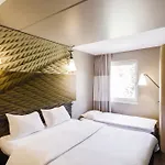 Ibis West מלון